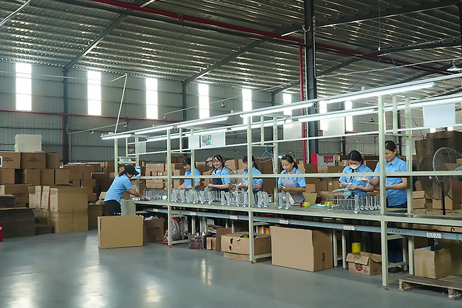 Image of the production workshop at Zhongshan Yuekon Electrical Appliances Co., Limited, illustrating the clean and well-maintained factory environment for Baby Bottle Warmers and Electric Kettles.